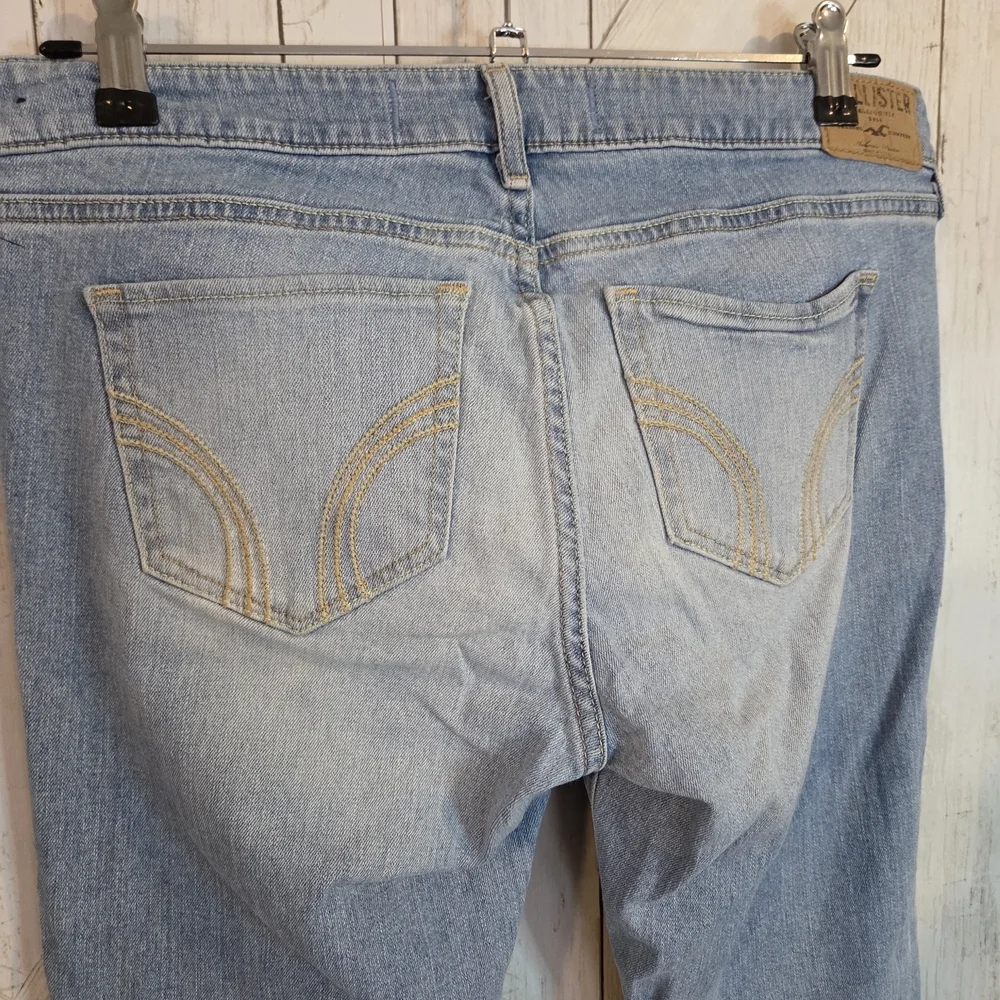 Hollister Women's Light Blue Jeans - Picture 4 of 8